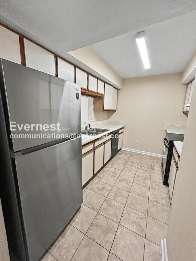 Building Photo - 3 Bed, 1.5 Bath Townhome with Off-Street Parking / Pet-Friendly / Available Now!