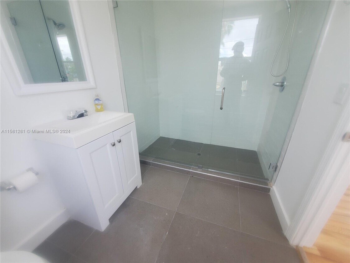 Building Photo - 137 SE 1st Ave