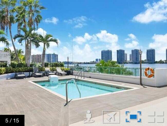 Foto del edificio - 18000 N Bay Rd