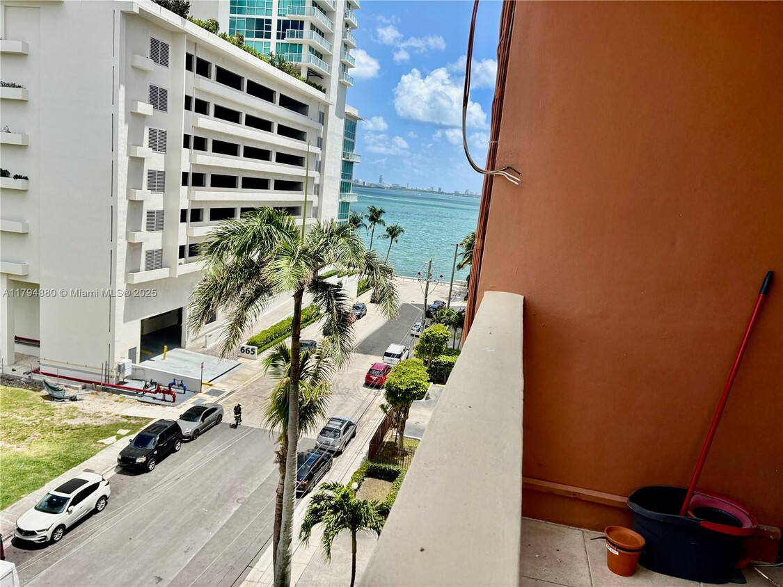 Foto principal - 600 NE 25th St