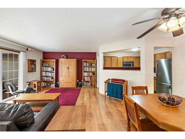 Building Photo - Lovely 2BR Plus Townhome with 2-Car Garage...