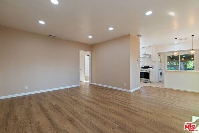Building Photo - 8732 El Manor Ave