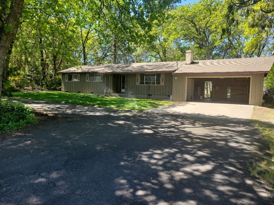 Foto principal - Newly updated - 3 Bedroom 1.5 Bath 2 Car G...