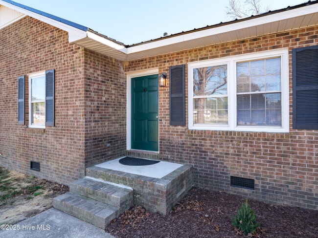 Building Photo - 702 Jones White Rd