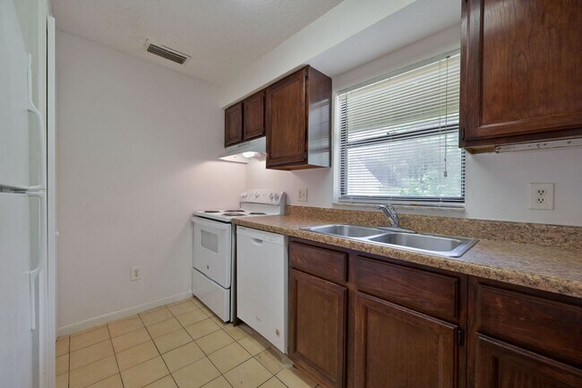 Building Photo - **Pet Friendly 2 Bedroom Duplex in San Car...