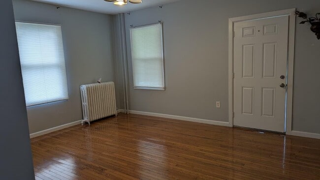 Building Photo - 370 Dyckman St
