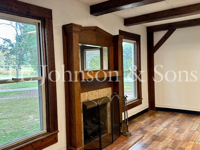 Building Photo - Charming Kernersville Farmhouse with Rocki...