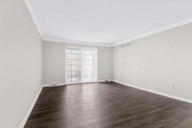 Foto del edificio - 24360 E River Rd