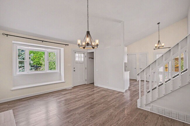 Foto del edificio - 3 bedroom, 2 car garage, fenced yard, updated and clean!