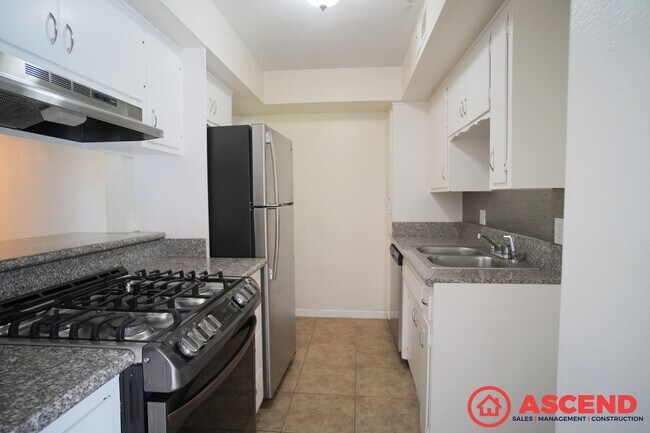 Building Photo - Central Bakersfield Condo!