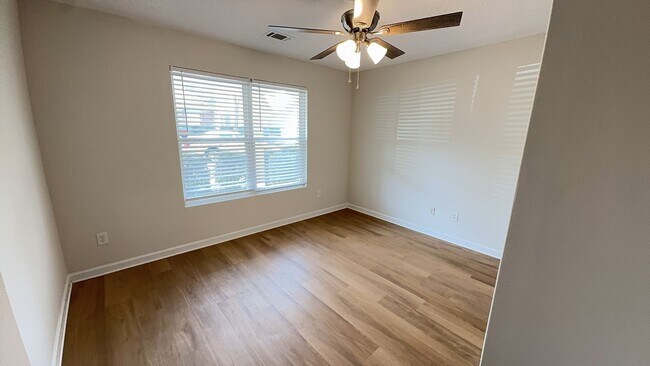 Foto del edificio - 136 Bridgewater Cir