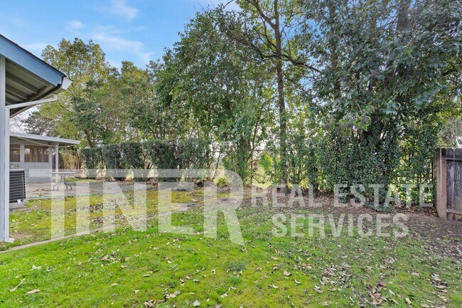 Foto del edificio - Charming 3-Bedroom Home with New Flooring ...