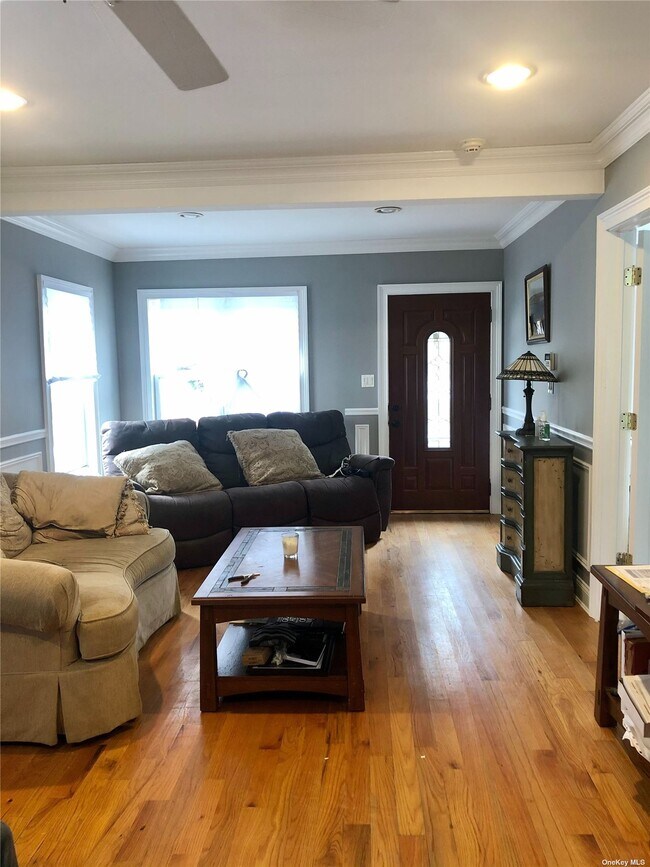 12 Larsen Ave, Glenwood Landing, NY 11547 House Rental in Glenwood