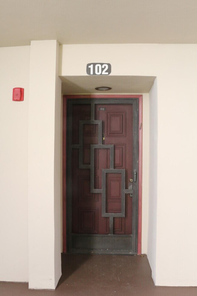 Foto del edificio - 5220 Las Verdes Cir
