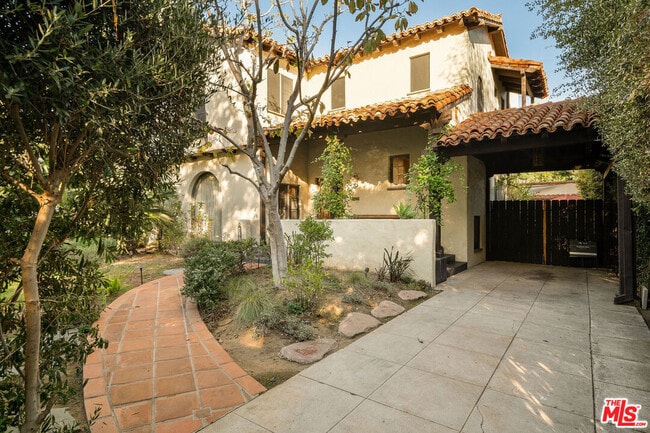 Building Photo - 1632 N Orange Grove Ave