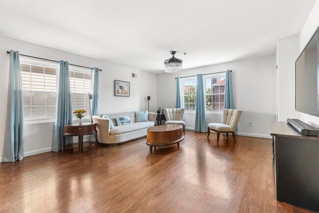Building Photo - 519 3rd St