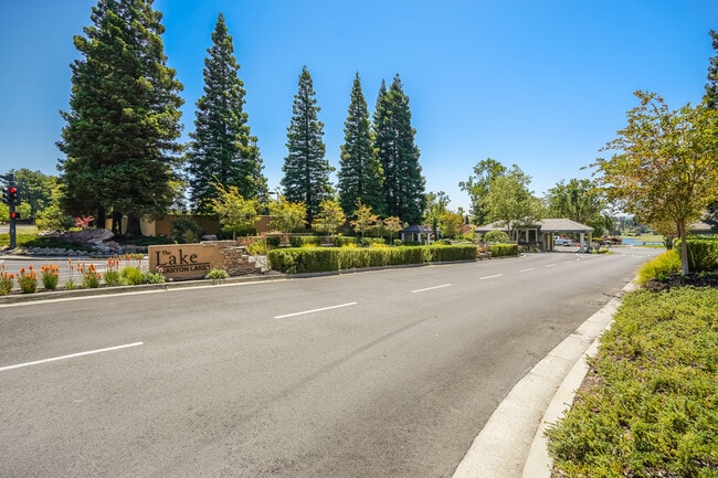 Building Photo - 3046 Lakemont Dr