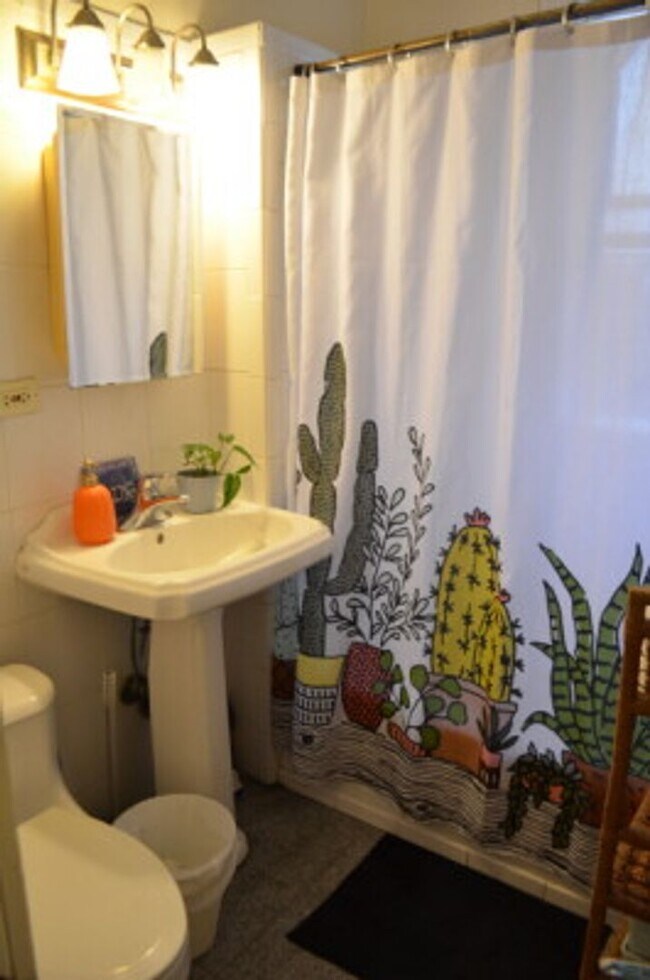Foto del edificio - 1 Bedroom in Allston Village, Heat and hot water included
