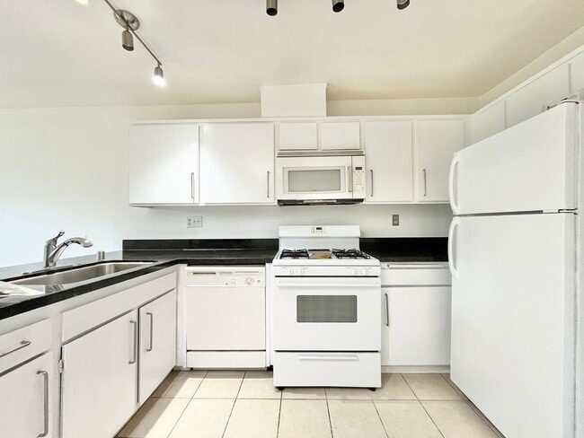 Building Photo - 4401 Kraft Ave