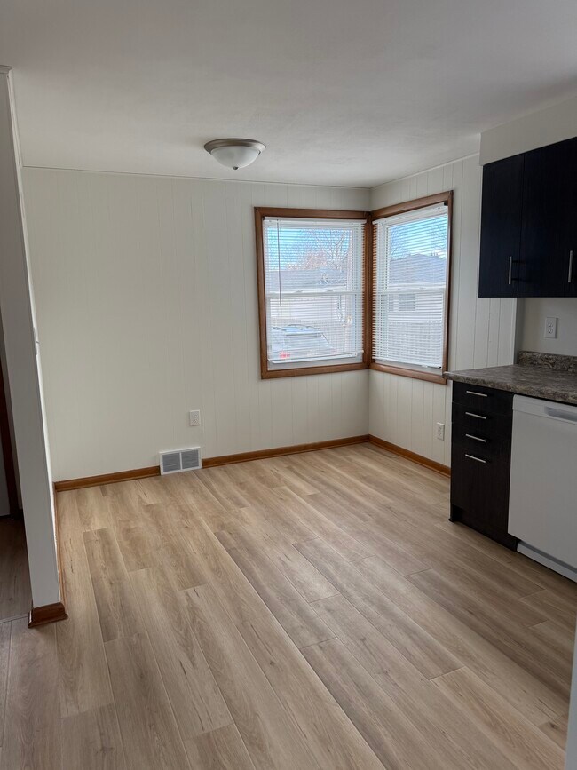 Foto del edificio - 966 N Green Bay Rd