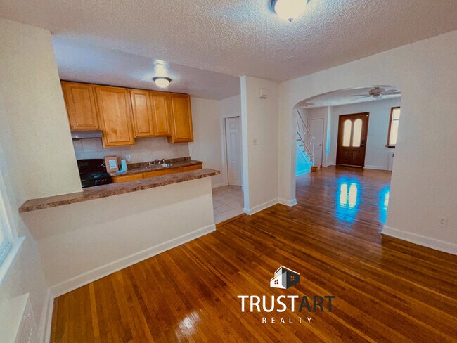 Building Photo - 3 bedroom house on the edge of Lawncrest, ...