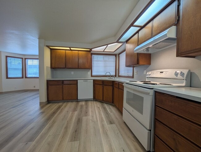 Foto del edificio - Great first floor 2bed/1 bath apartment in Springfield