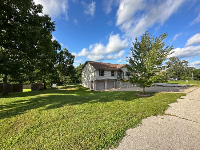 Building Photo - 15640 Top Dr