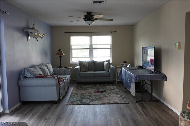 Foto del edificio - 21222 Hubbard Ave