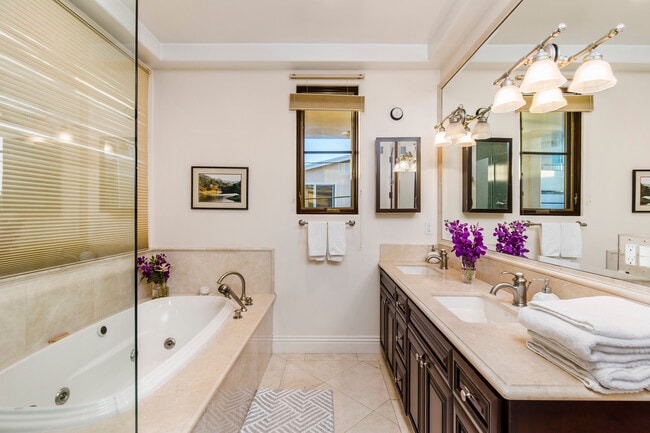 Primary bathroom with jetted tub - 320 33rd Pl