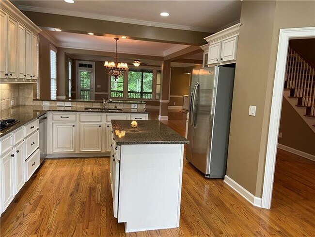 Building Photo - 4201 Village Green Dr