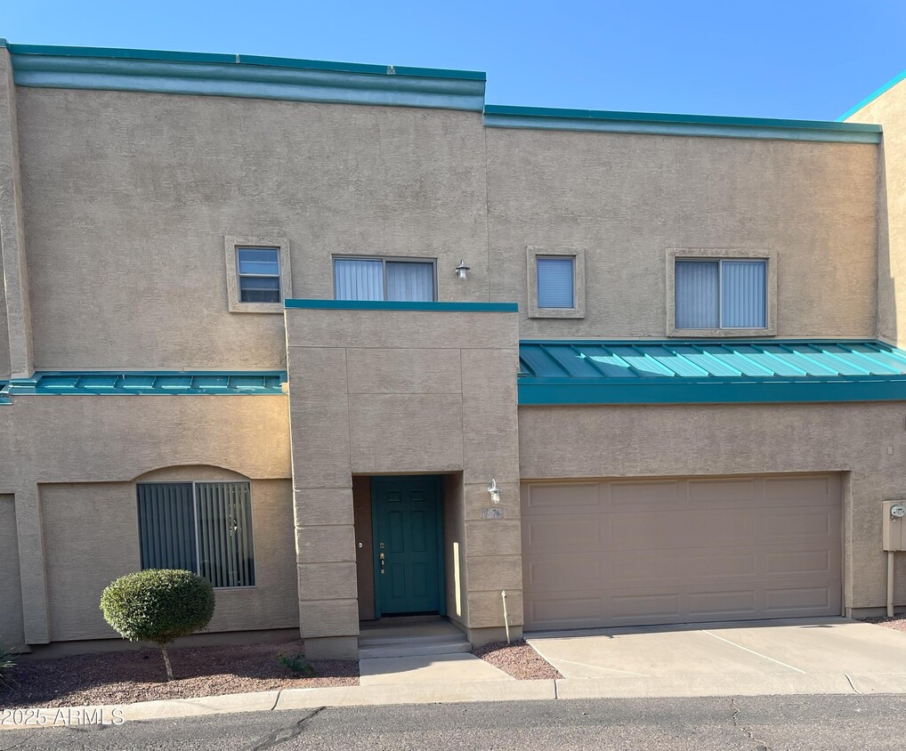Primary Photo - 1015 S Val Vista Dr