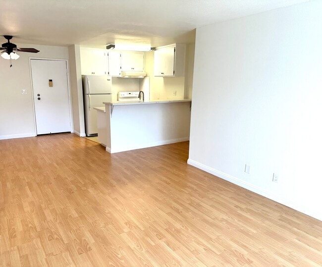 Foto del edificio - Spacious 1 Bedroom Condo on PCH