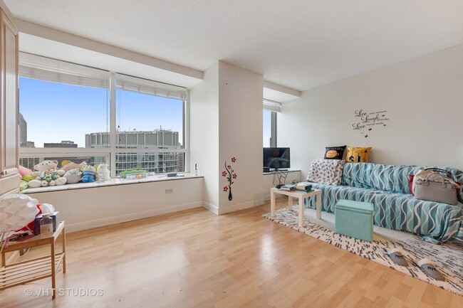 Building Photo - 512 N McClurg Ct