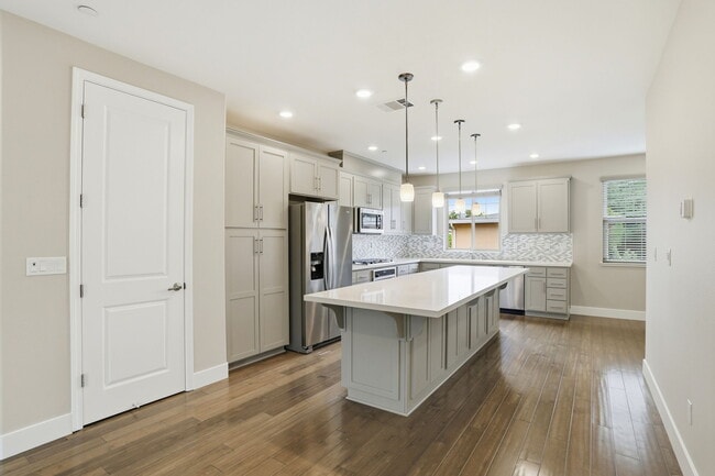 Building Photo - 621 Cinnamon Cir