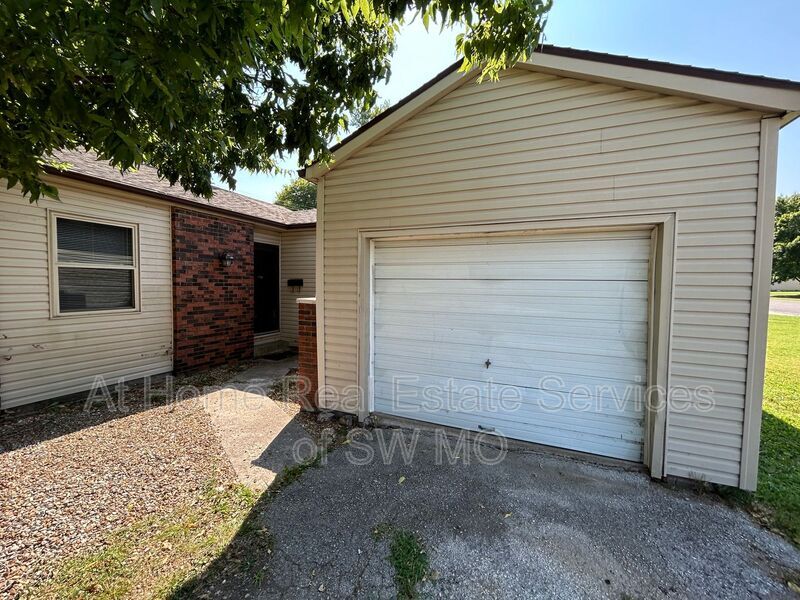 Primary Photo - 3354 E Whiteside St