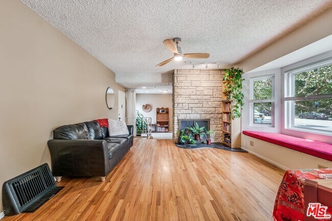 Foto del edificio - 1225 N Hollywood Way