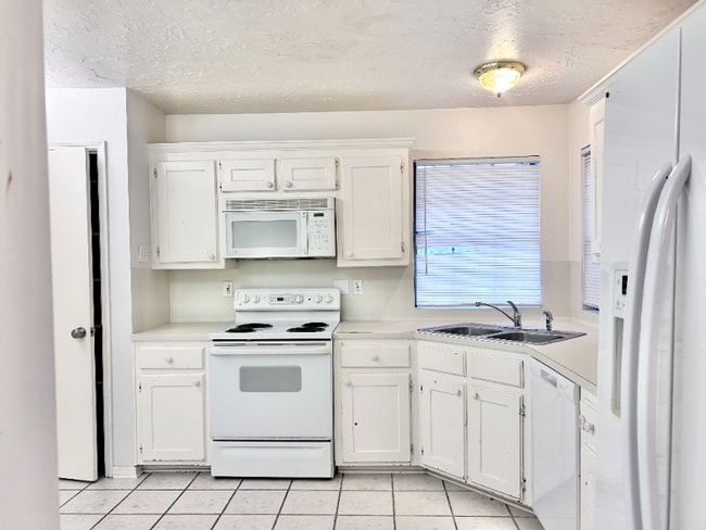 Building Photo - 21326 Greenham Dr