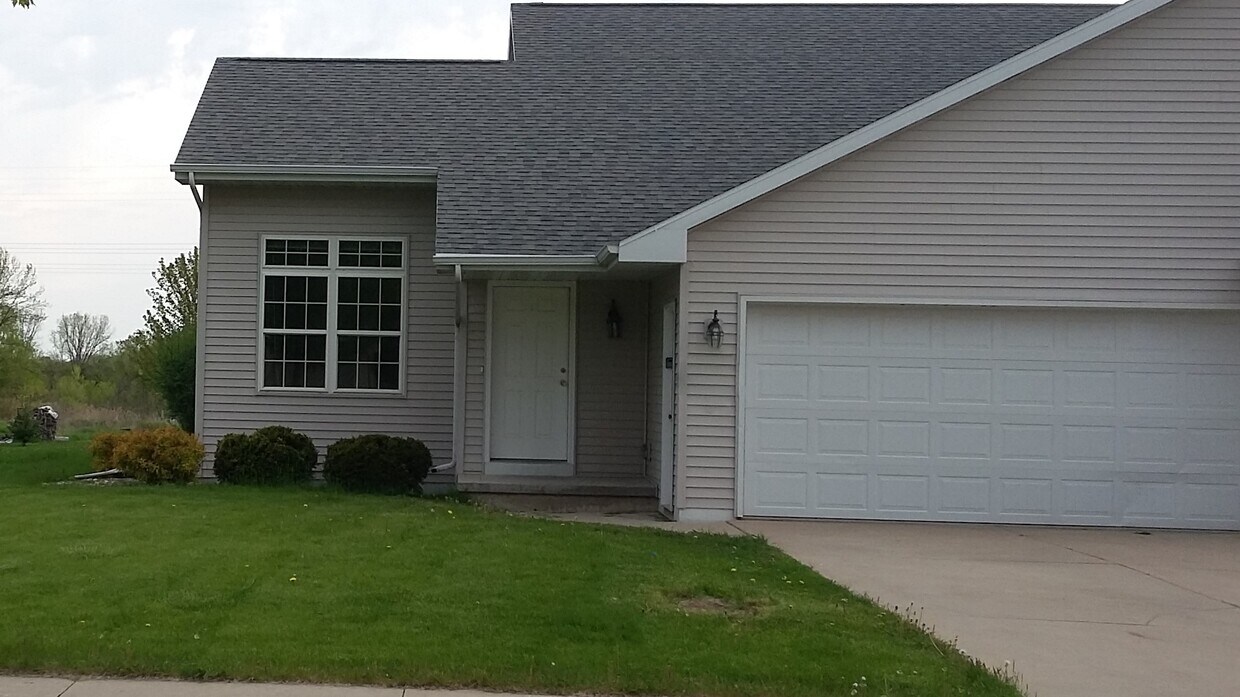 2308 Oliver Lane, Green Bay, WI 54303 Townhome Rentals in Green Bay