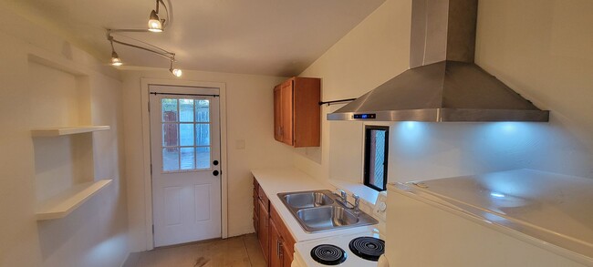 Building Photo - Cute 1940s Adobe 1 BR near Bike Path, Barr...