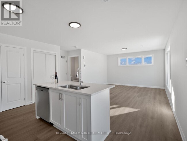 Photo du bâtiment - 701 Glenroy Gilbert Dr