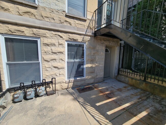 Building Photo - 1009 S Racine Ave