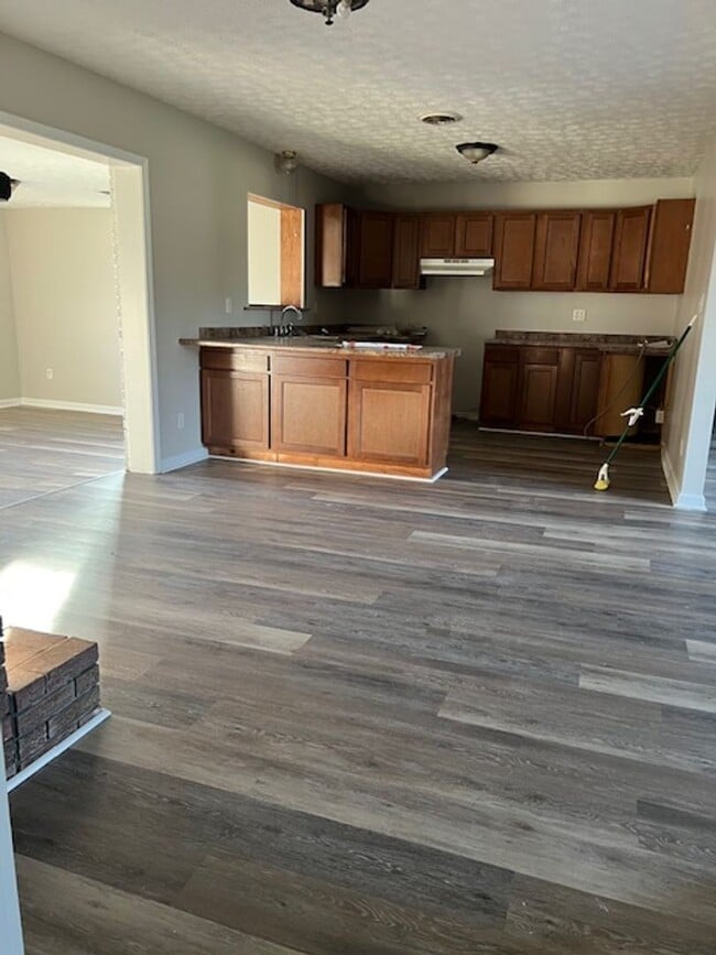 Building Photo - Large Single Family Home