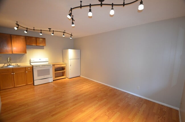 Building Photo - Unfurnished, 10 minutes from Downtown Breck!