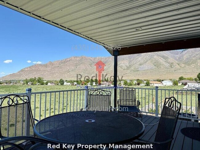 Building Photo - Adobe Rock Dr. Fully Furnished