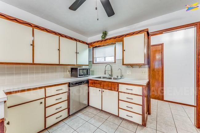 Building Photo - 8410 E Castle Dr