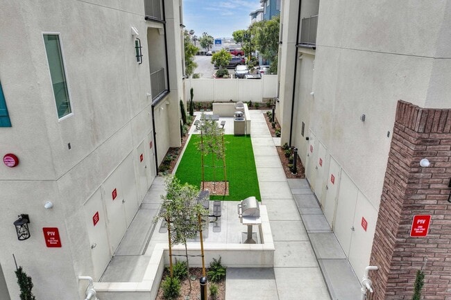 Building Photo - The Commodore Apartments