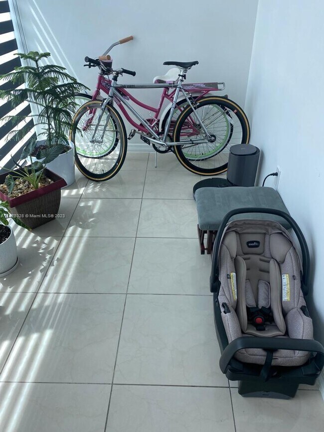 Foto del edificio - 9440 W Flagler St