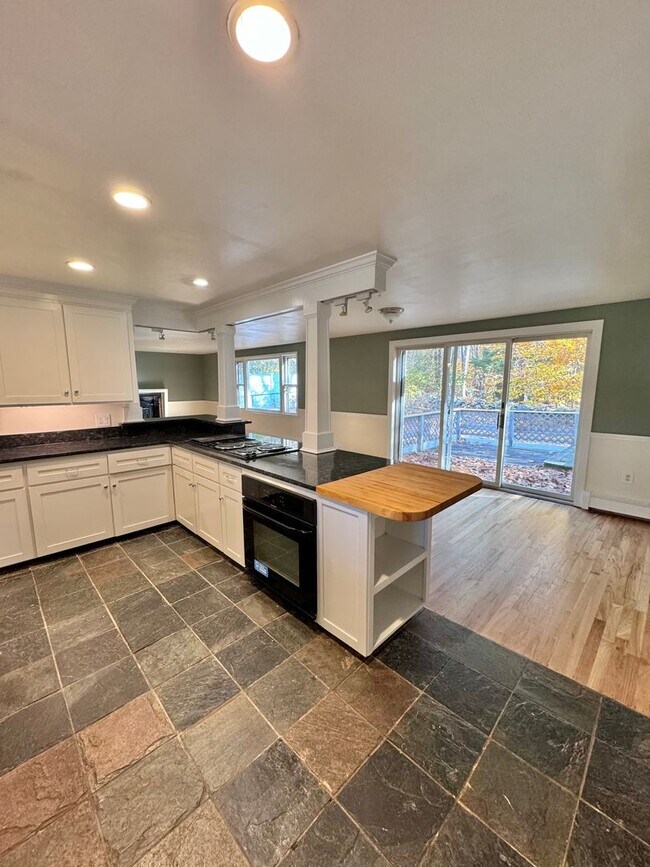 Foto del edificio - Beautiful Single Family Home in Portsmouth | 3 Bedroom 2.5 Bath Ranch w/ Finished Basement!