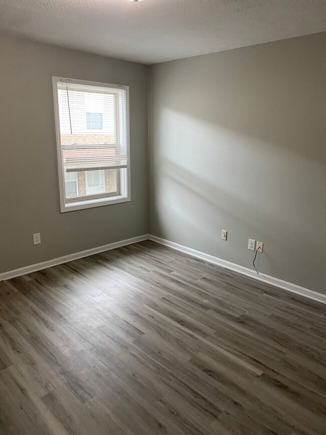 Building Photo - 150 Landings Dr