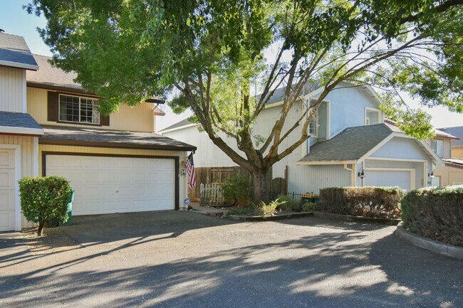 Building Photo - 3144 Quad Ln